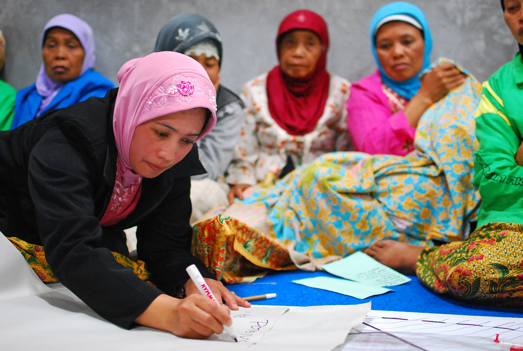 Warga desa berdiskusi bersama di sebuah balai